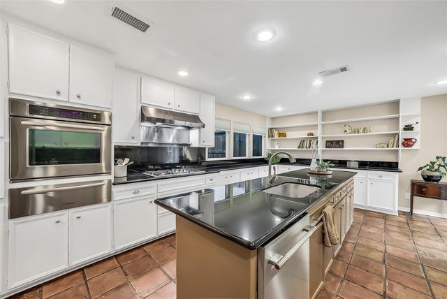 16 Charleston Street N, Sugar Land, TX 77478