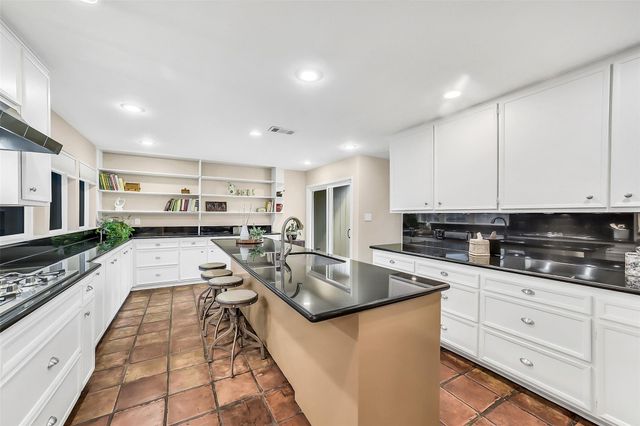 16 Charleston Street N, Sugar Land, TX 77478