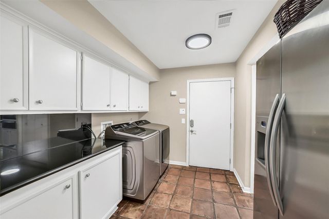 16 Charleston Street N, Sugar Land, TX 77478