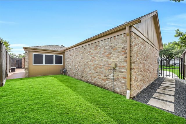 16 Charleston Street N, Sugar Land, TX 77478