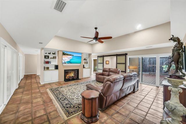 16 Charleston Street N, Sugar Land, TX 77478