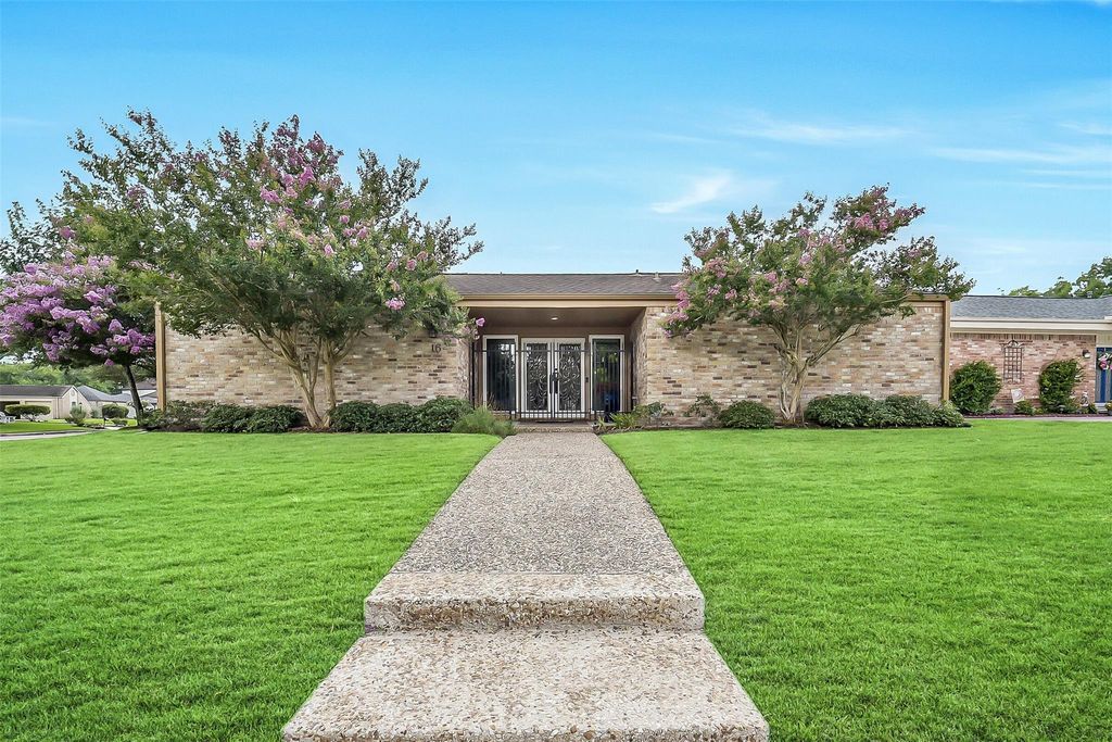 16 Charleston Street N, Sugar Land, TX 77478