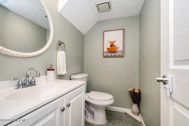 56 Farnham Square, Sayreville, NJ 08859