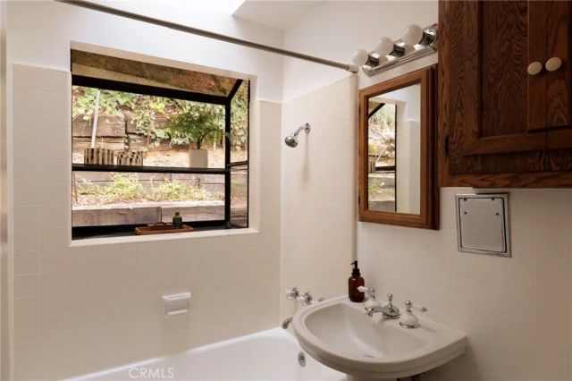 10423 Oletha Ln, Los Angeles, CA 90077