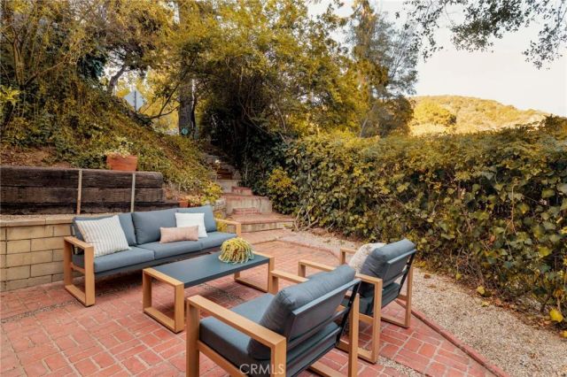 10423 Oletha Ln, Los Angeles, CA 90077
