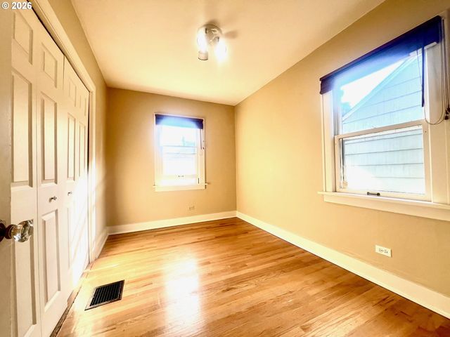 656 Ne BUFFALO St, Portland, OR 97211