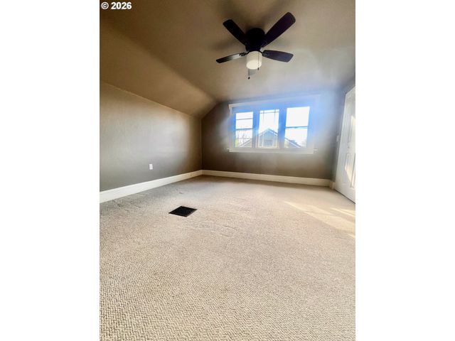 656 Ne BUFFALO St, Portland, OR 97211