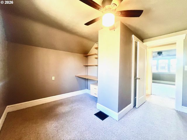 656 Ne BUFFALO St, Portland, OR 97211