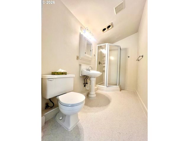 656 Ne BUFFALO St, Portland, OR 97211