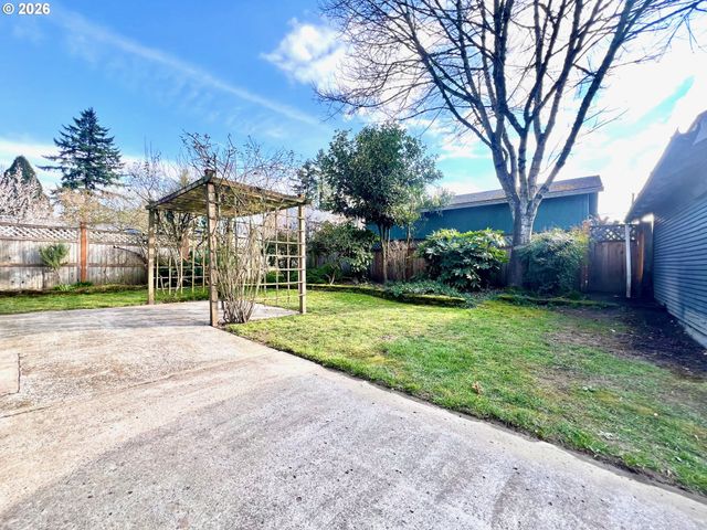 656 Ne BUFFALO St, Portland, OR 97211