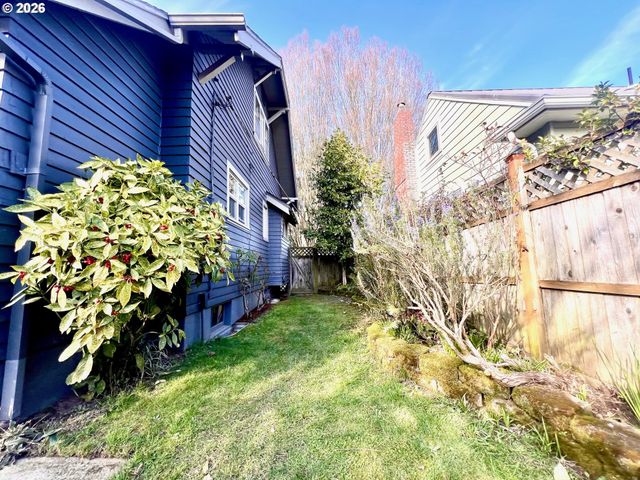 656 Ne BUFFALO St, Portland, OR 97211