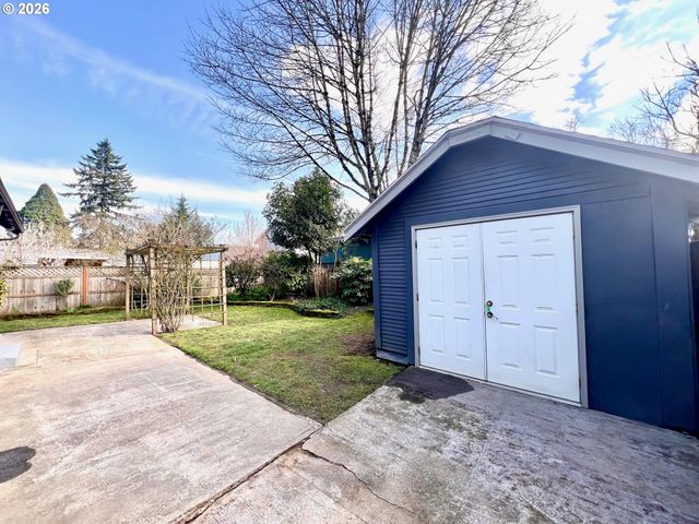 656 Ne BUFFALO St, Portland, OR 97211