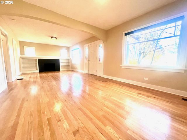 656 Ne BUFFALO St, Portland, OR 97211