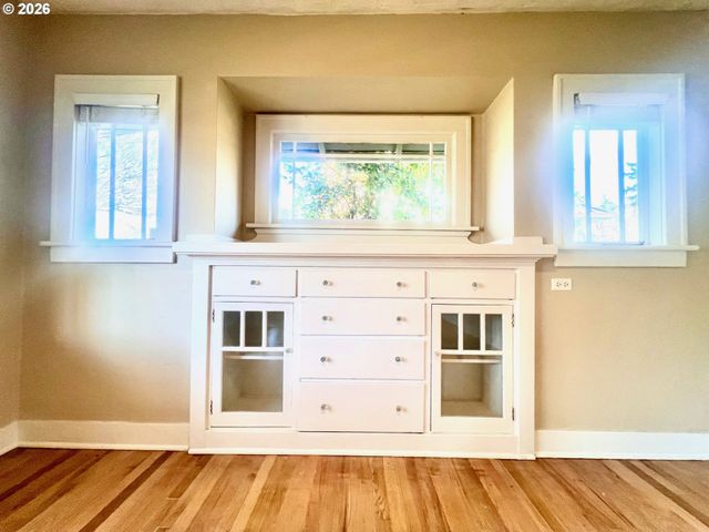 656 Ne BUFFALO St, Portland, OR 97211