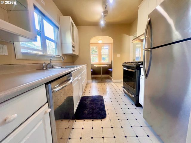 656 Ne BUFFALO St, Portland, OR 97211