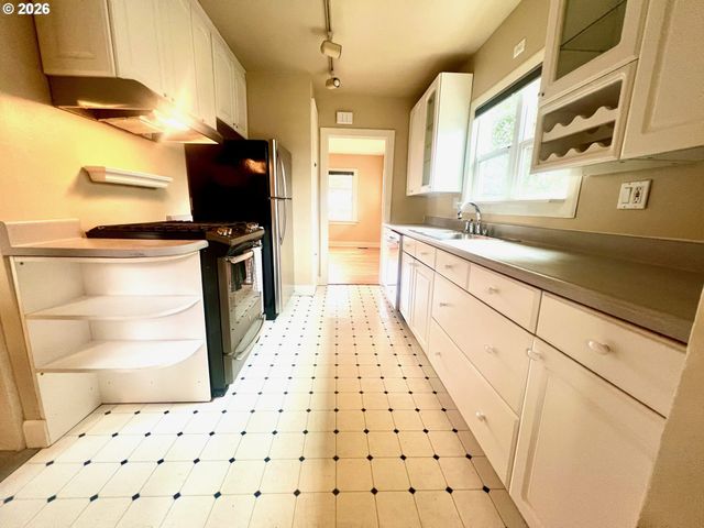 656 Ne BUFFALO St, Portland, OR 97211