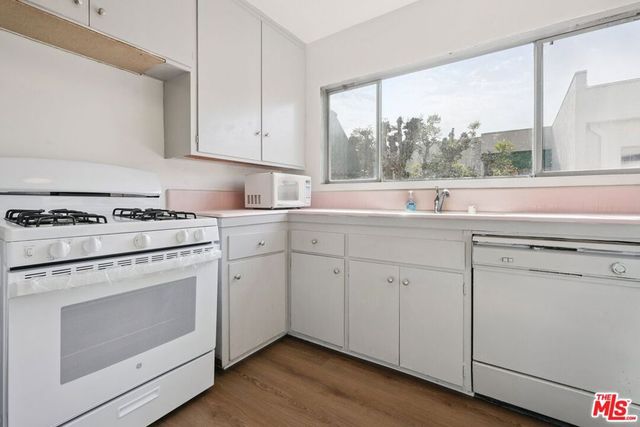 11121 Queensland Street H42, Los Angeles, CA 90034