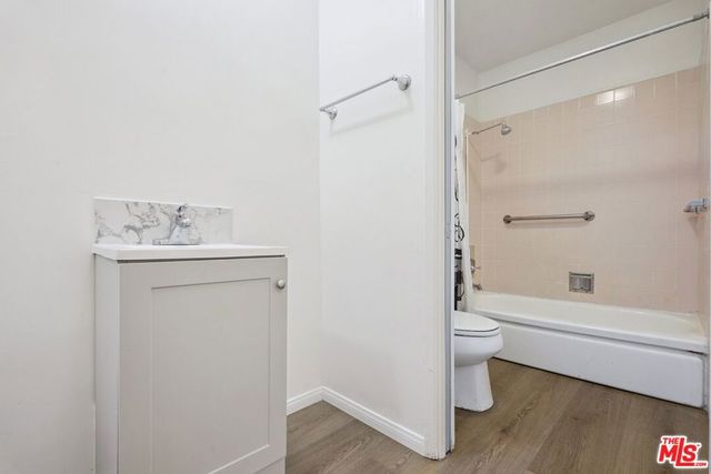 11121 Queensland Street H42, Los Angeles, CA 90034