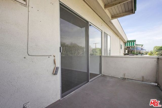 11121 Queensland Street H42, Los Angeles, CA 90034