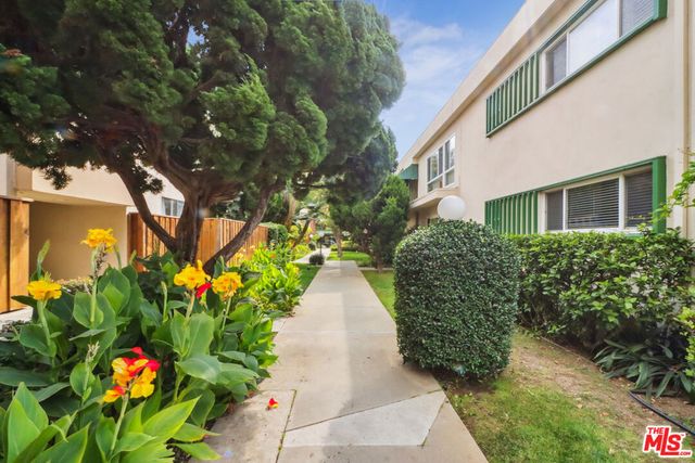 11121 Queensland Street H42, Los Angeles, CA 90034