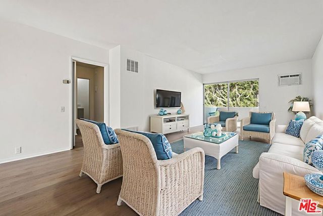 11121 Queensland Street H42, Los Angeles, CA 90034