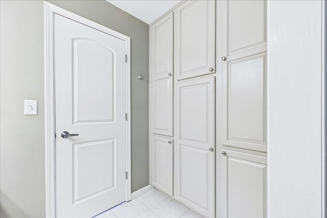 209 Mooregate Trail, Hawthorn Woods, IL 60047