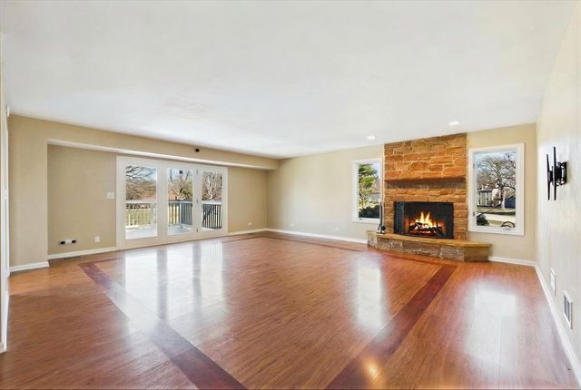 209 Mooregate Trail, Hawthorn Woods, IL 60047