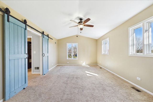 209 Mooregate Trail, Hawthorn Woods, IL 60047