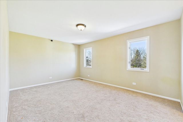 209 Mooregate Trail, Hawthorn Woods, IL 60047