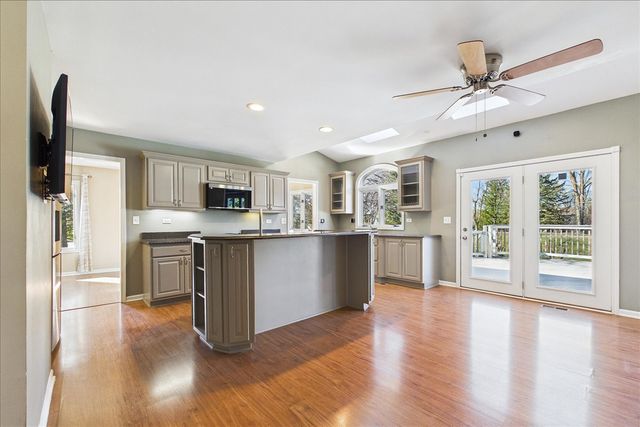 209 Mooregate Trail, Hawthorn Woods, IL 60047