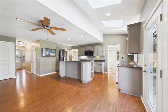 209 Mooregate Trail, Hawthorn Woods, IL 60047