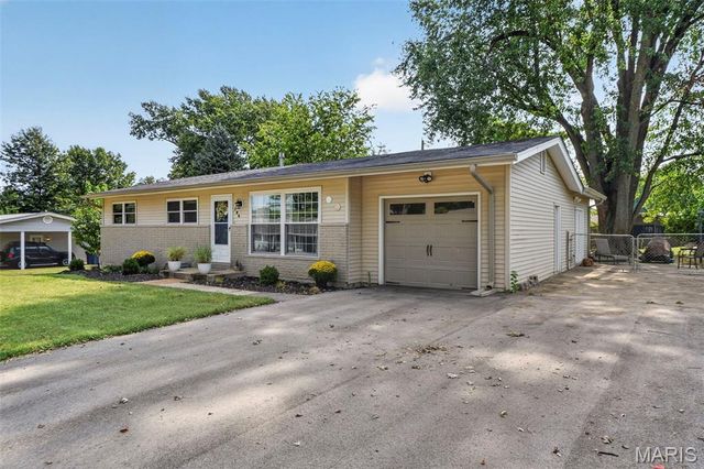 106 Paula Drive, St Charles, MO 63301