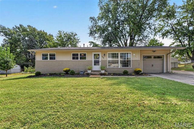 106 Paula Drive, St Charles, MO 63301