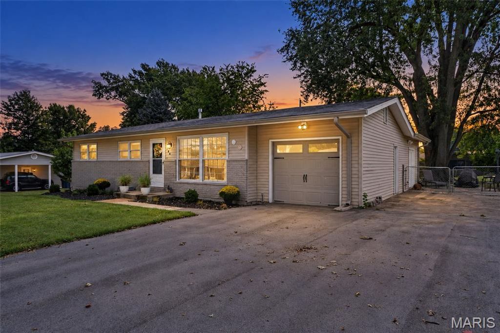 106 Paula Drive, St Charles, MO 63301