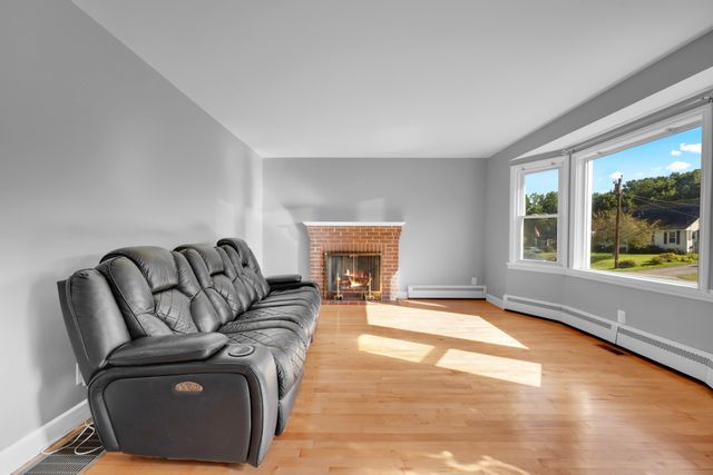 29 Carroll St, Auburn, MA 01501