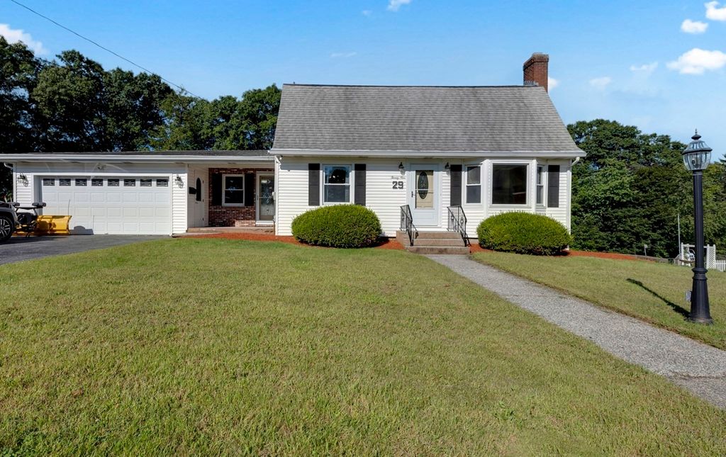 29 Carroll St, Auburn, MA 01501