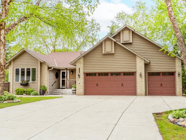 129 Hemlock Place, Vadnais Heights, MN 55127