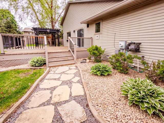 129 Hemlock Place, Vadnais Heights, MN 55127