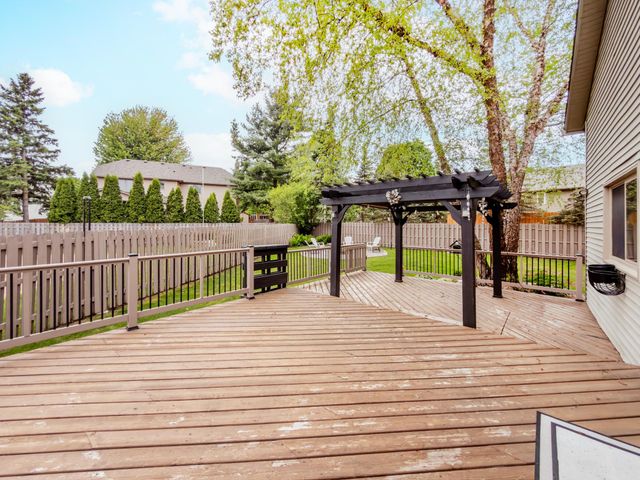 129 Hemlock Place, Vadnais Heights, MN 55127