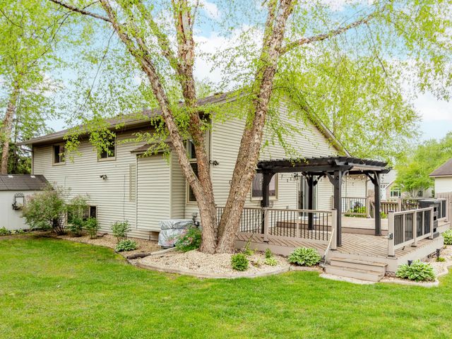 129 Hemlock Place, Vadnais Heights, MN 55127