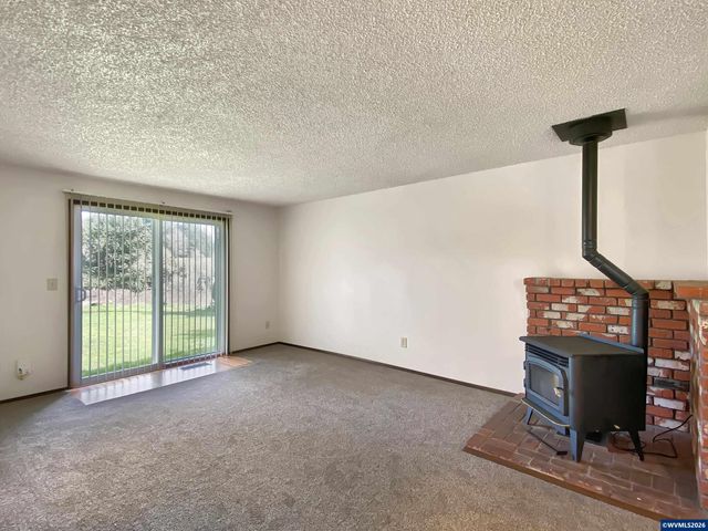710 NE 5th St, Willamina, OR 97396