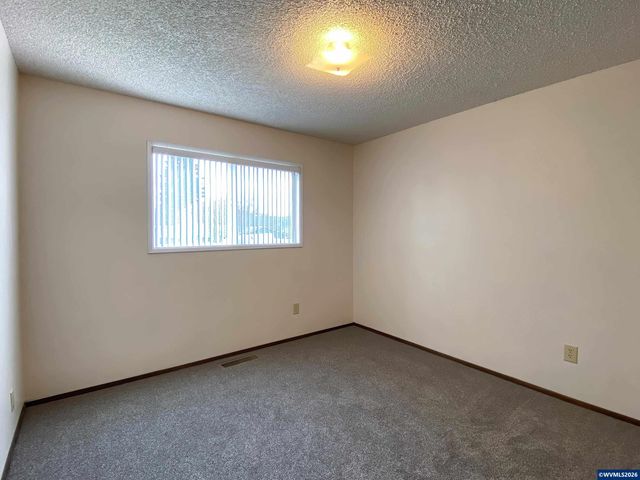 710 NE 5th St, Willamina, OR 97396