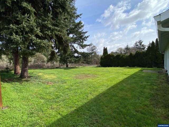 710 NE 5th St, Willamina, OR 97396