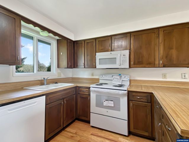 710 NE 5th St, Willamina, OR 97396