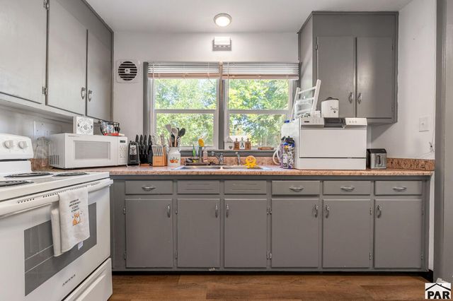 1213 Horseshoe Dr, Pueblo, CO 81001