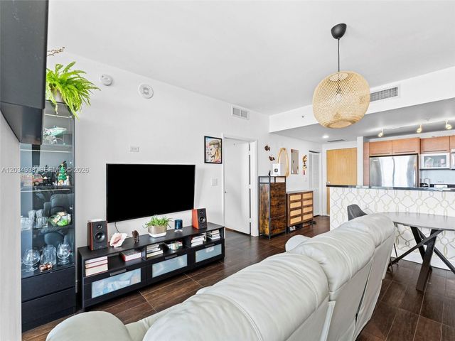 244 Biscayne Blvd 701, Miami, FL 33132