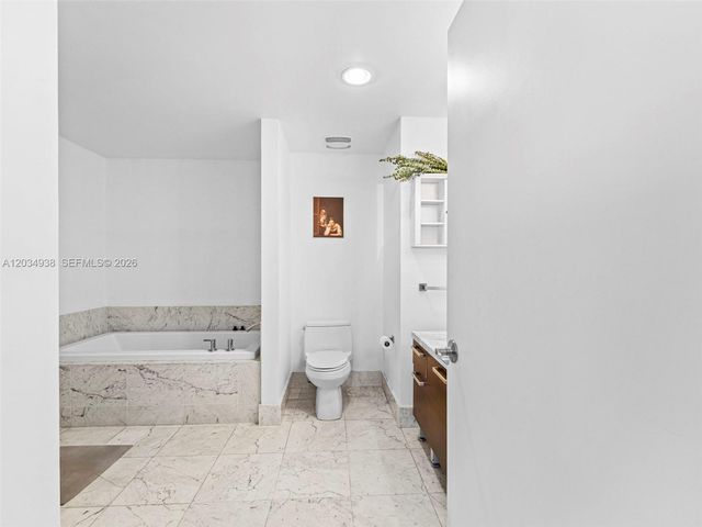244 Biscayne Blvd 701, Miami, FL 33132