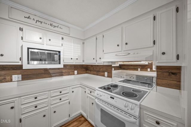 2323 Pineview Drive, Burlington, NC 27215