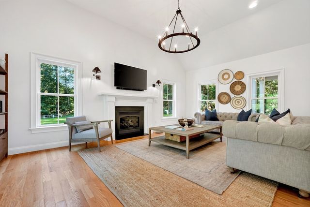 313 Garfield Rd, Concord, MA 01742