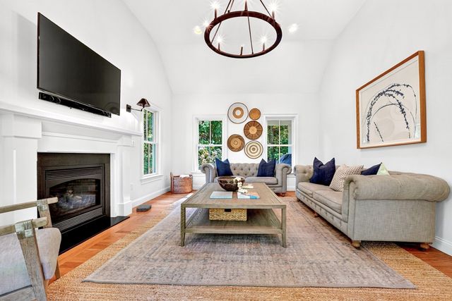 313 Garfield Rd, Concord, MA 01742